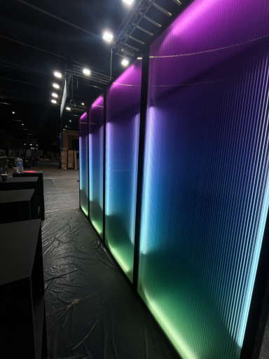 Panel LED decorativo Detalle de instalación de línea LED en estructura de stand