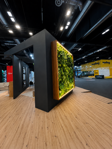 luminación LED integrada junto a pared vegetal decorativa