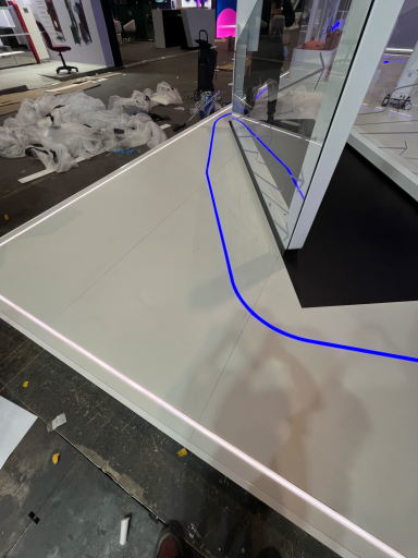 Detalle LED integrado Estructura de stand iluminada con líneas LED de colores