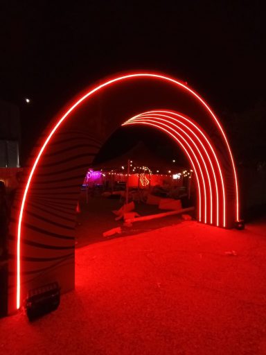 Arco LED rojo Instalación de arco iluminado con líneas LED rojas para COCACOLA MUSIC EXPERIENCE