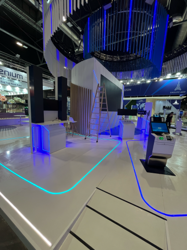 Stand LED azul Stand de feria con iluminación LED azul y montaje eléctrico profesional