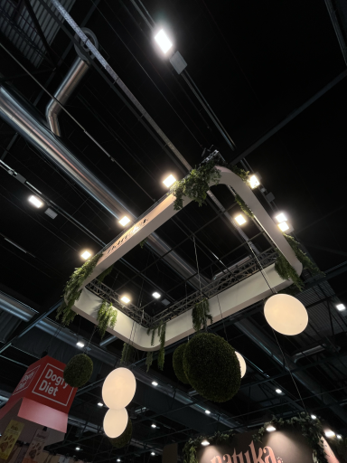 Iluminación técnica Detalle de iluminación técnica instalada en estructura de stand