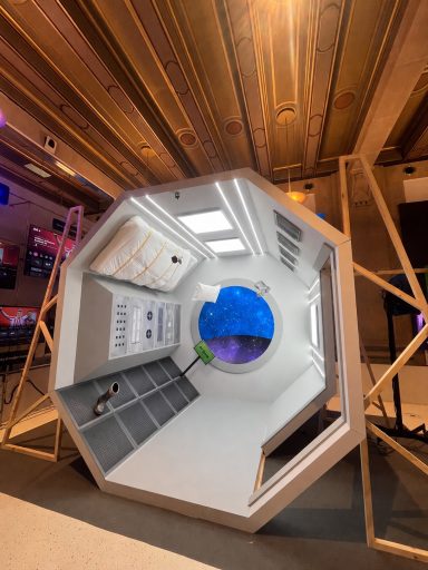 Cabina futurista octogonal con un gran ventanal y decoración espacial.