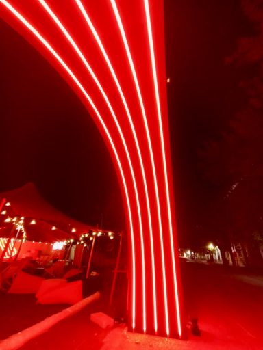 Detalle arco LED Detalle de líneas LED rojas en estructura curva iluminada