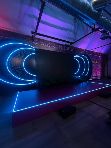 Arco LED azul Estructura curva con iluminación LED azul para espacio de evento